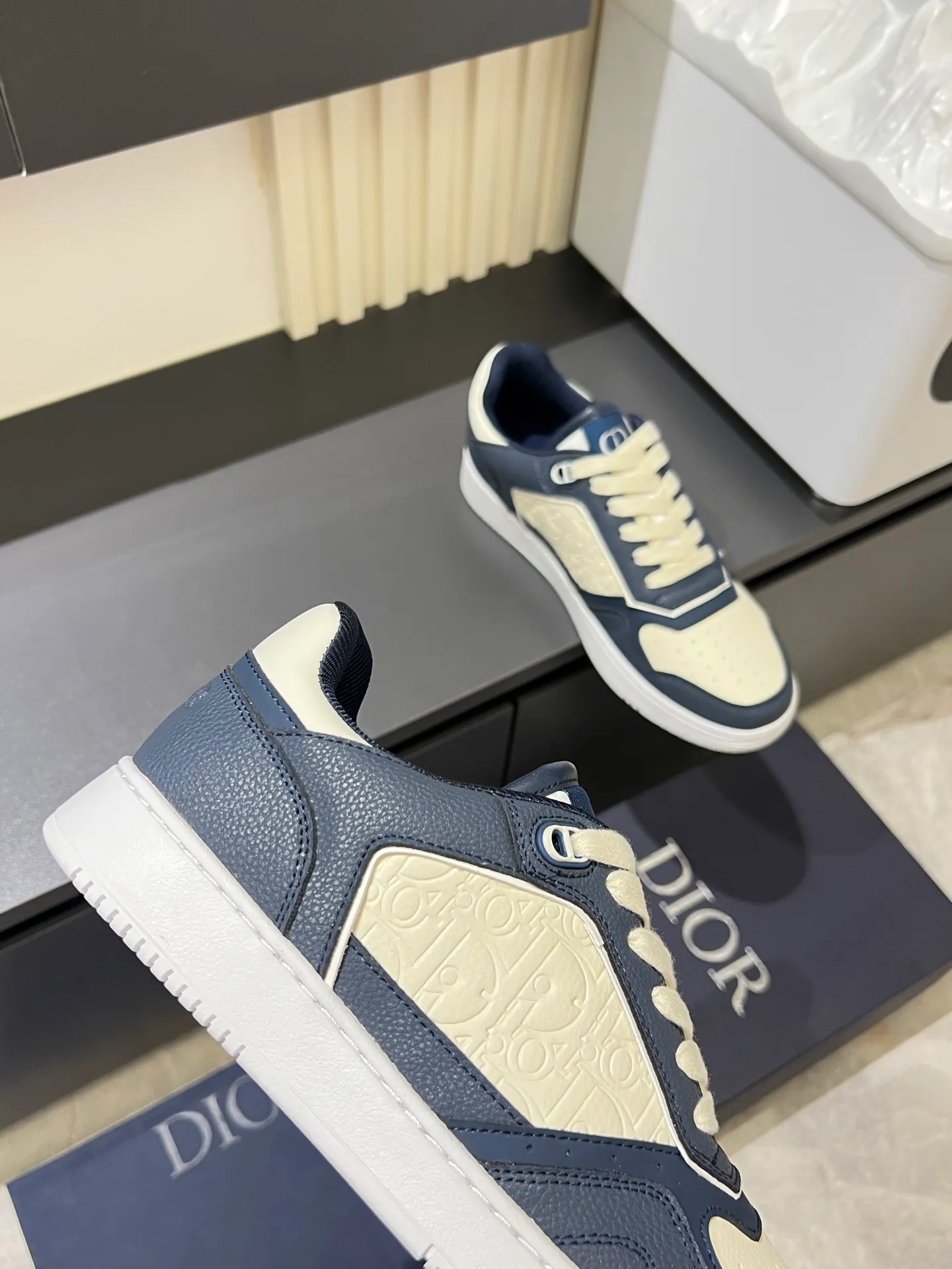 Men's shoes 💰p400 "Dio*" mid-top B27 casual sneakers. This B27 high-top sneaker is a new product in the series and continues Di*r's classic style. Crafted from gray and white smooth calf leather with beige and black Oblique print panels on the sides. The "CD Icon" shaped shoelace eyelets are clever and delicate, and the two-color rubber sole, rear collar and heel are all equipped with the brand's iconic details to enhance the style. Oblique printed straps at the ankle allow for an adjustable fit to complement the overall design. Fashionable and versatile, it can complement any look. Create an exquisite design with unique dynamic vitality and modern atmosphere, presented in low-top and high-top styles. This new must-have shoe adds a new dimension to Dior's archive heritage, embodying modern elegance. Purchase the original version and make it 1:1. If you need top quality, please come to me! Male 38-44!